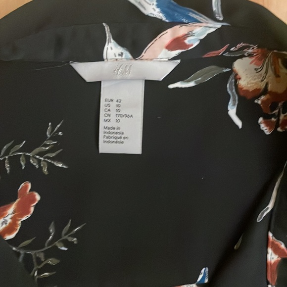 Navy floral button up - Picture 2 of 2